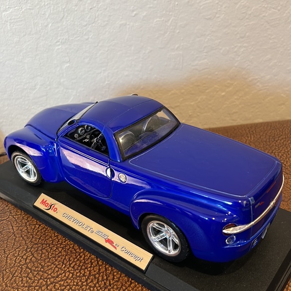 Maisto Metal Mounted Model 2000 Chevrolet SS Deep Cobalt Blue Concept Edition! - Picture 8 of 8